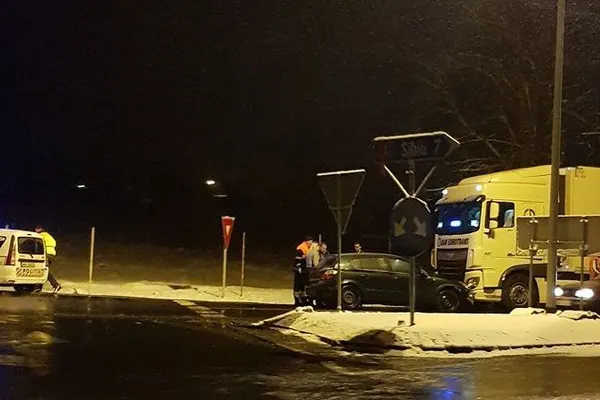 Accident pe DN1: o tânără șoferiță a plonjat peste un sens giratoriu și s-a oprit într-un TIR