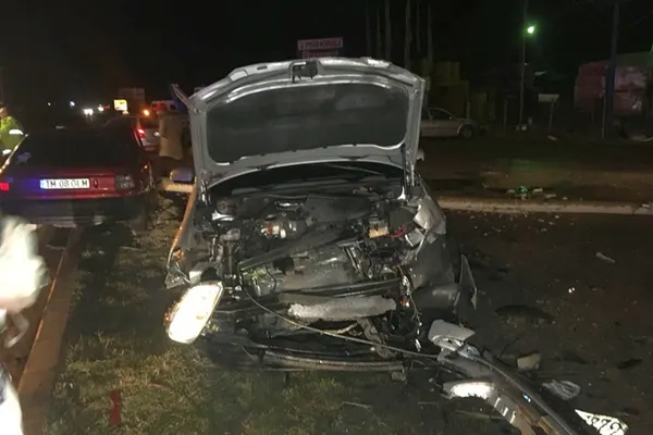 Accident violent la Timișoara. Mai multe mașini lovite, șoferii răniți (GALERIE FOTO)
