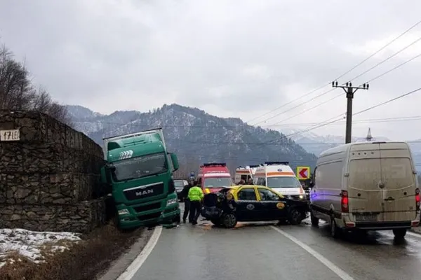 Dimineață NEAGRĂ pe șoselele din România. Un alt accident grav: trafic BLOCAT pe DN7
