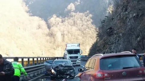 Accident violent pe Valea Oltului: impact frontal între două mașini, după o depășire: 4 victime