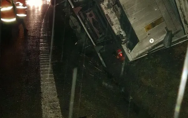 Accident pe Valea Oltului: o autoutilitară a intrat violent într-un TIR și s-a răsturnat