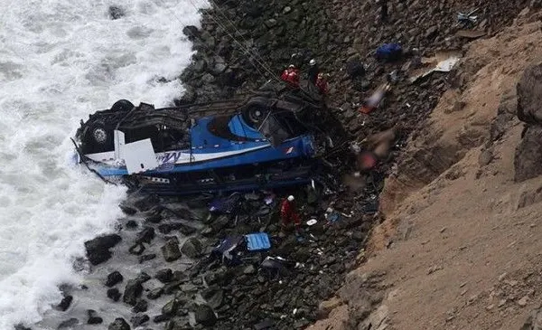 Accident violent în Peru. Zeci de persoane au murit, după ce un autocar a căzut într-o prăpastie