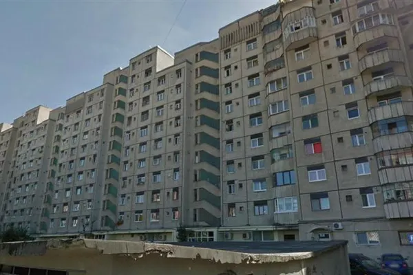 Sinucidere sau accident? O femeie de 67 de ani a murit după ce a căzut de la etajul unui bloc de locuinţe