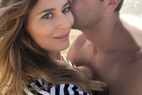 Laura Cosoi însărcinată în 6 luni, în costum de baie