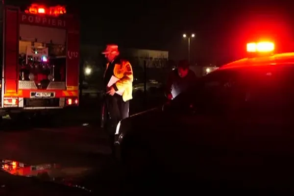 Accident grav: Un taxi în care se aflau șoferul și o fată s-a răsturnat din cauza zăpezii