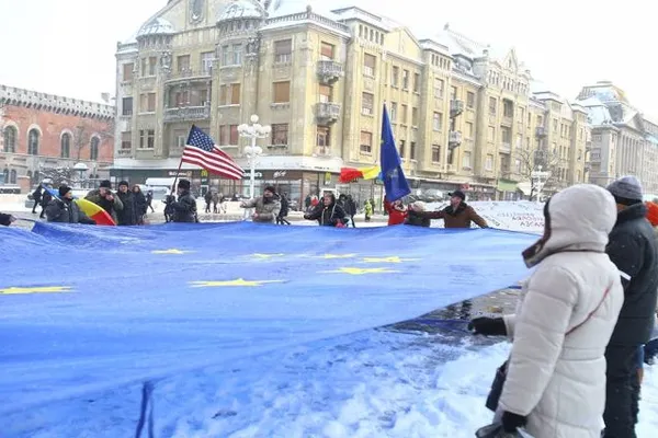 Protest anti-corupție la Timișoara. Participanții au desfășurat un drapel uriaș al Uniunii Europene