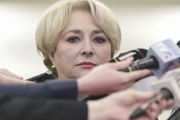 "Din fruntea Guvernului, nu își poate ascunde goliciunea". Viorica Dăncilă, răpusă de "imunoglobină"