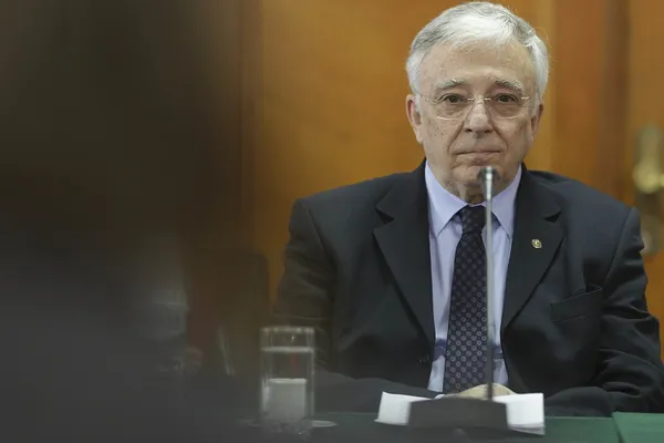 Mugur Isărescu lansează un atac dur la adresa guvernului Dăncilă