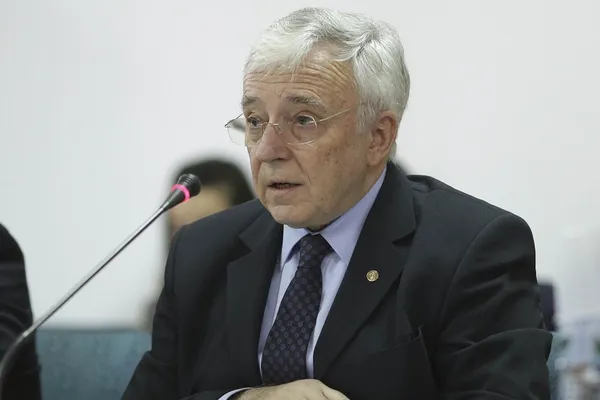 Guvernatorul BNR, Mugur Isărescu, propunere-surpriză pentru plafonarea dobânzilor