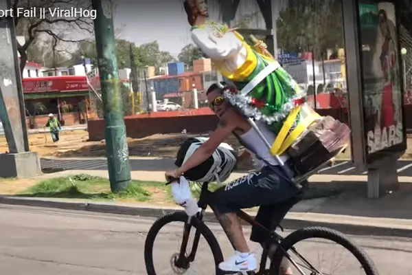 De tot râsul! Ce a putut să facă un biciclist cu unul dintre cei 12 apostoli!