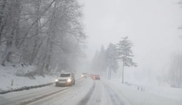 Accident cumplit pe DN 1 cu șapte mașini și o ambulanță. Trafic blocat pe Valea Prahovei