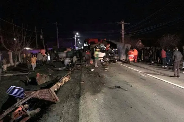 Accident cumplit pe E60, trei oameni grav răniţi, circulaţia blocată în judeţul Mureş
