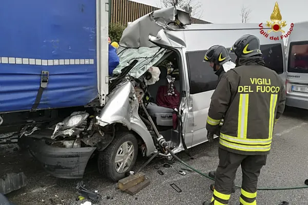 Accident îngrozitor în Italia, cu un microbuz înmatriculat în România. Trei victime
