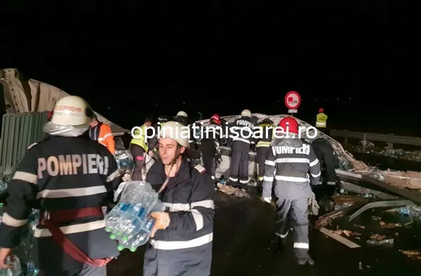 Accident grav în Timiș. Un tir cu apă minerală s-a răsturnat pe șosea