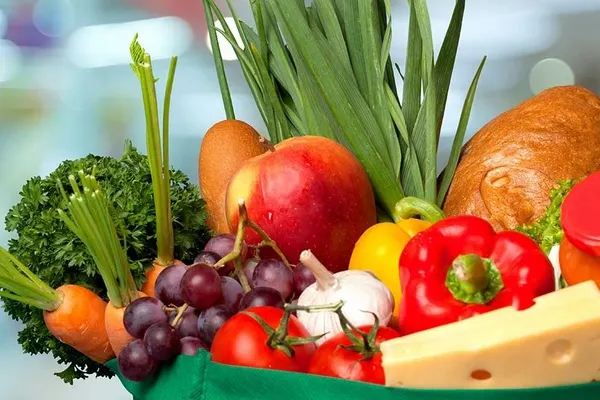 Alimente care te îmbătrânesc. Sigur le consumi!