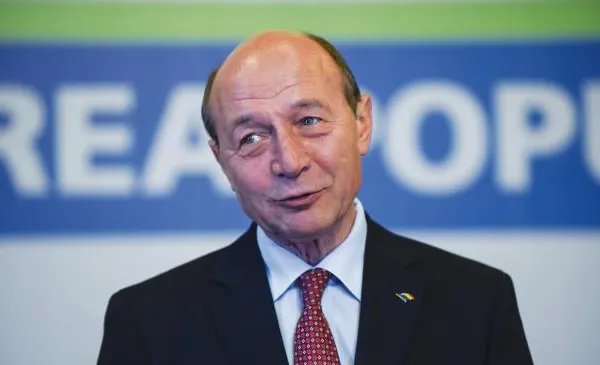 Băsescu, despre pensiile speciale: "Sunt furt! Strângeau porumb şi şi-a dat seama că le trebuie"