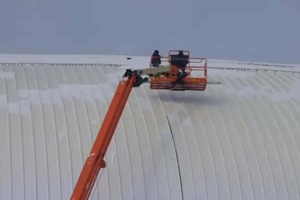 Se întâmplă în România. La Craiova.Stadion nou-nouţ, de 60 de milioane €, cu gaură de 4m în acoperiş