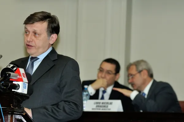 Crin Antonescu rupe tăcerea cu o dublă lovitură pentru Ponta şi Dragnea