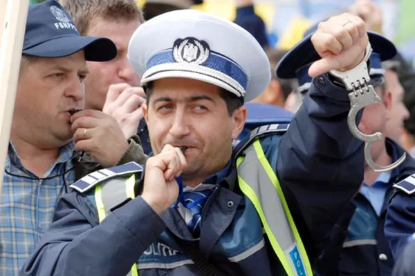 Unii poliţişti, la proteste, în faţa MAI. Alţii, premiaţi de Carmen Dan