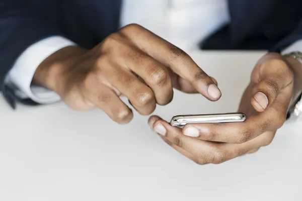 Cum ne poate afecta sănătatea telefonul mobil. Efectul ascuns la care puțini se gândesc