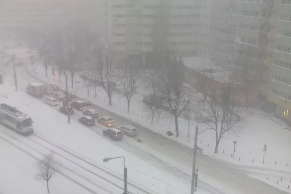 Circulație de coșmar în Capitală! Misiune imposibilă pentru pietoni(VIDEO)
