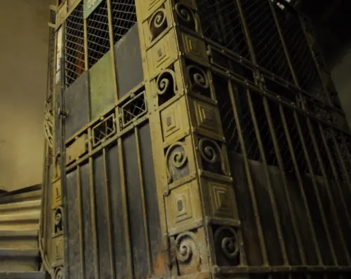 Grav accident în Bucureşti, o femeie a căzut cu liftul
