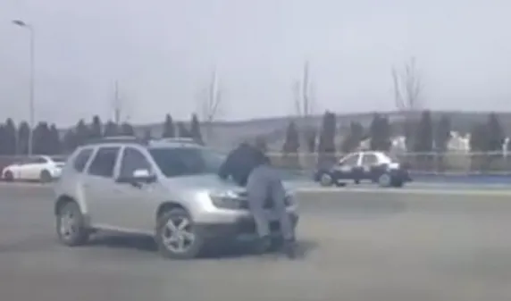 Scenă şocantă la Cluj Napoca, între un pieton şi un şofer (VIDEO)