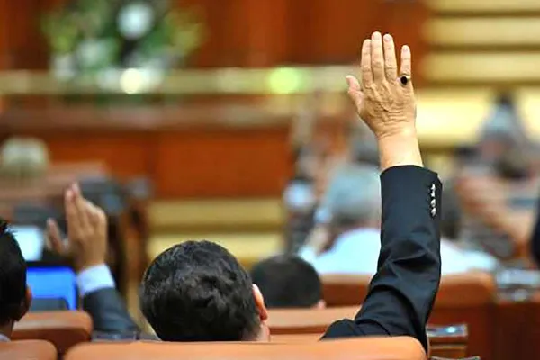Pensiile speciale pentru aleşii locali revin. PNL îşi retrage semnăturile după scandal