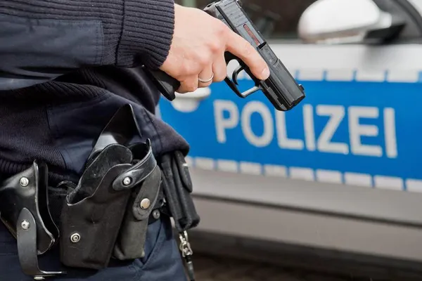 Caz halucinant de sclavie în Germania. Muncitorii români, sechestraţi în camere cu mucegai, puşi să muncească 13 ore pe zi, fără plată şi hrană adecvată - principalul suspect un român