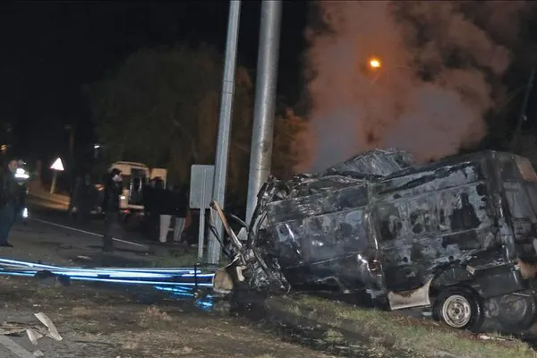 Groaznic accident auto: 17 oameni au murit, unii dintre ei arși de vii în mașină