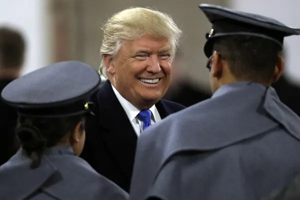 Proteste în SUA în ziua în care Trump îşi alege modelul de zid pentru graniţa cu Mexicul