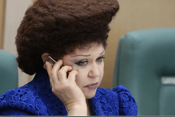 Coafura unei senatoare din Rusia, ţinta unor glume pe internet: "Părul meu e doar ondulat"