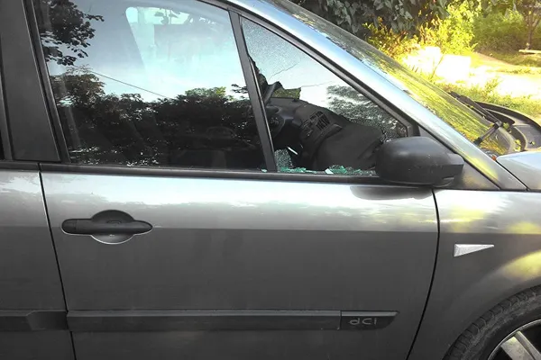Hoții de mașini au o nouă metodă de spargere care i-a uluit pe polițiști. Alarma e deja ineficientă
