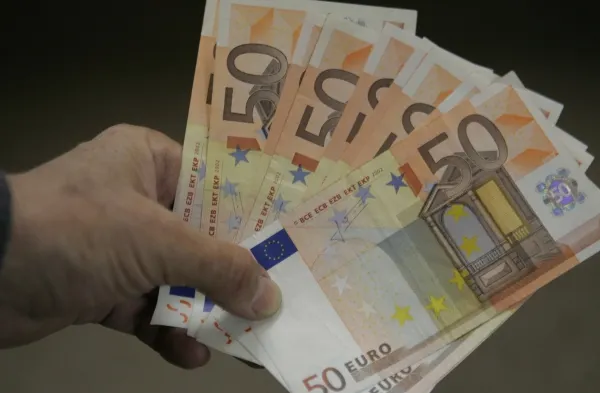 Câte miliarde de euro au pompat în economia ţării românii din străinătate, luaţi la ochi de Guvern