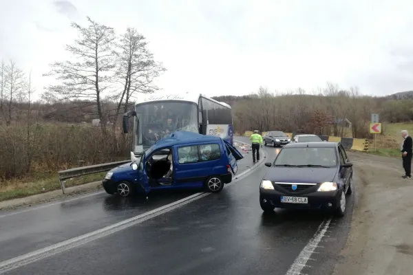 Accident grav la Sibiu, între un autocar cu 40 de persoane şi o maşină. O femeie a murit