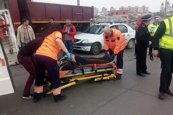 Accident bizar la Iaşi, trei muncitori care asfaltau grav răniţi (VIDEO)