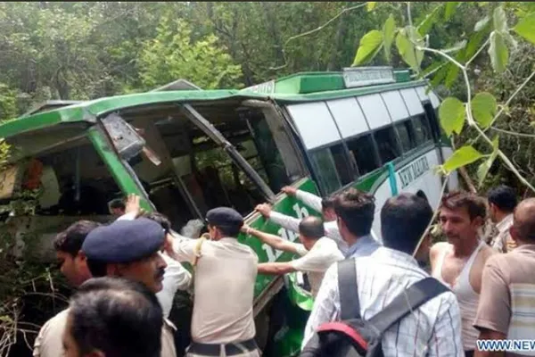 Tragedie de proporţii: 27 de copii de clase primare şi 3 adulţi, morţi într-un accident (VIDEO+FOTO)