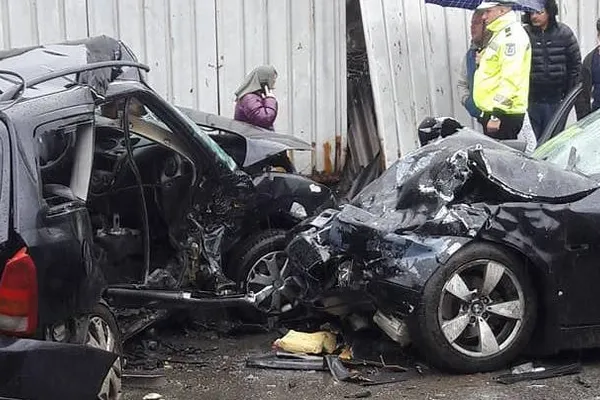 Doi morţi şi nouă răniţi, după un accident îngrozitor în Baia Mare. Şapte oameni, într-o maşină