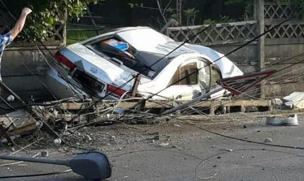 Accident cumplit în Bistrița. Un stâlp de electricitate, făcut praf de o mașină