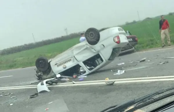Accident spectaculos lângă Timişoara: maşină răsturnată, lovită apoi de camion