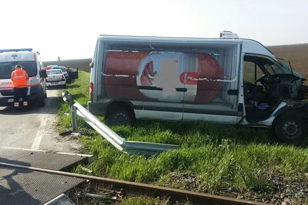 Accident grav în judeţul Timiş, un tren a lovit în plin o dubă