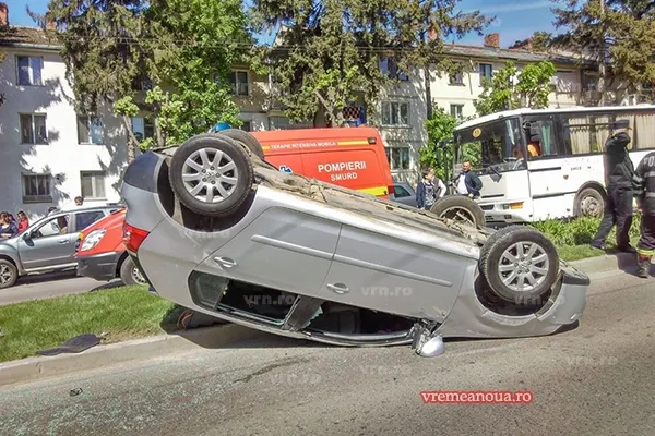 Accident spectaculos în Vaslui. O femeie şi copilul, răniţi. Ducea fetiţa la împărtăşanie