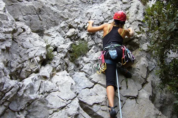 Un alpinist a MURIT după ce a căzut în gol 400 de metri. Bărbatul escalada cel mai înalt vârf din Germania