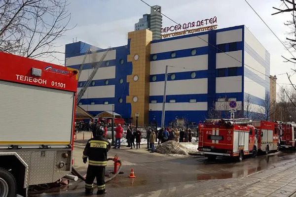 Incendiu la un mall din Moscova. Cel puțin un mort, 600 de persoane evacuate
