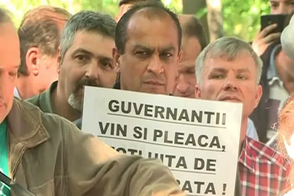 2.500 de angajaţi CFR, protest la Guvern. Ministrul Şova, huiduit: "Vă mulţumesc pentru încurajări"