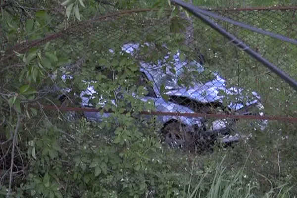 Accident ca-n filme! Au aterizat cu mașina într-o grădină