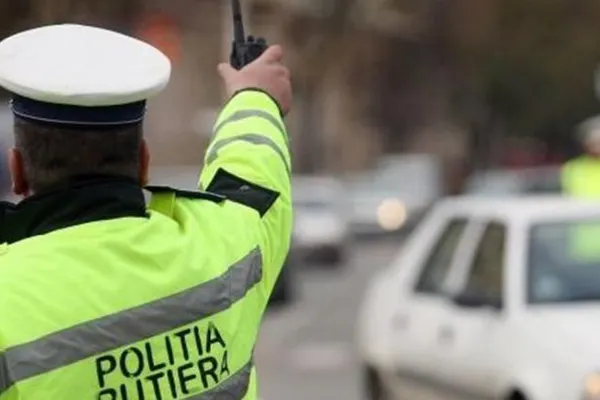 Accident în fața Guvernului. Un polițist pe motocicletă a lovit un pieton pe trecere