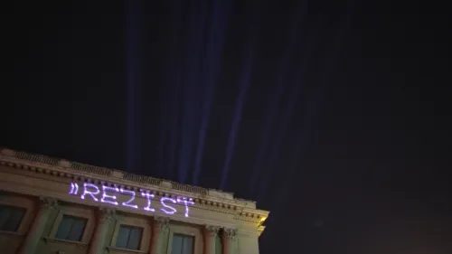 Mesajul #REZIST, pe clădirea Muzeului de Artă. Cine a fost ridicat de polițiști