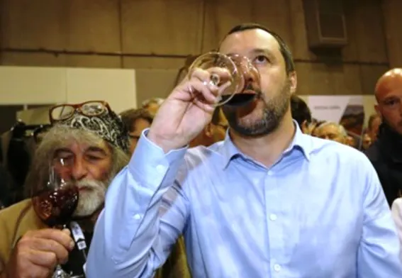 Cum îşi bate joc de România omul care ar putea conduce Italia