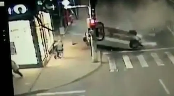 Imagini şocante. Accident înfiorător, noaptea trecută. Maşină răsturnată